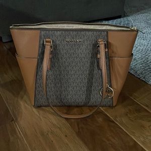 Michael Kors Sholder Bag